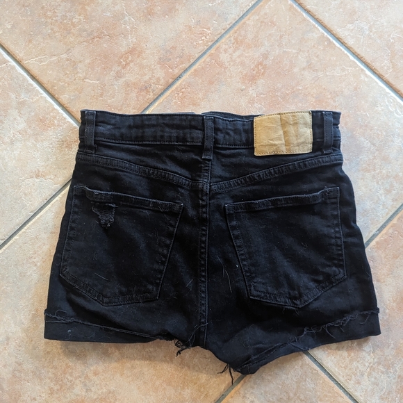 Size 4 H&M black denim shorts - Picture 2 of 3